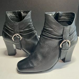 Black Genuine Leather Andiamo Ankle Boots w/Buckle 8M. Like New